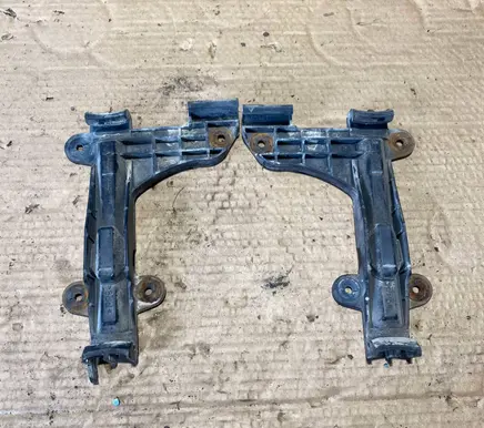 Rear bumper mounting bracket