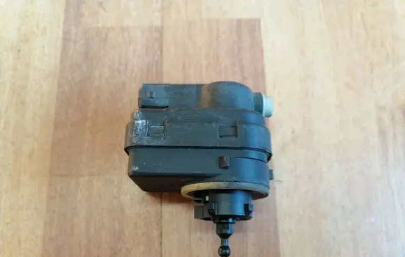 Headlight level adjustment motor