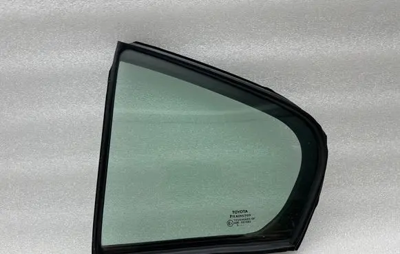Toyota Avensis T270 Rear vent window glass 6818905060