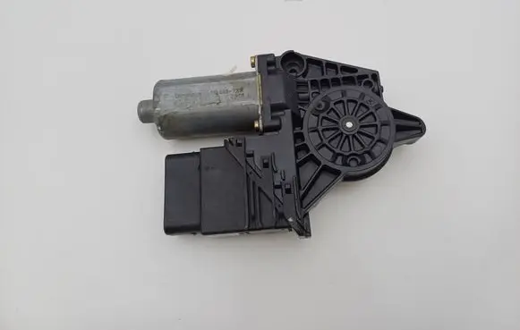 Volkswagen PASSAT B5.5 Rear door window regulator motor 105406301 0130821697