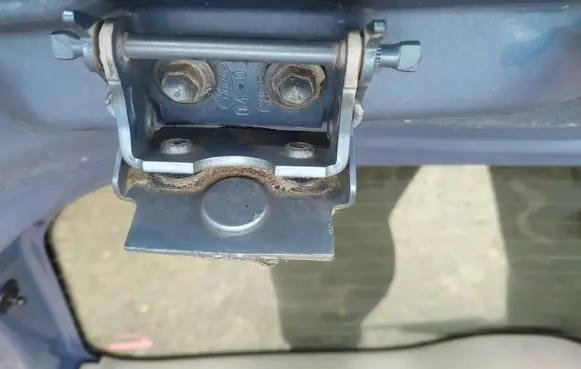 Ford Fiesta Tailgate/trunk/boot hinge