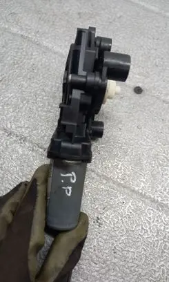 Volkswagen Golf IV Front door window regulator motor 