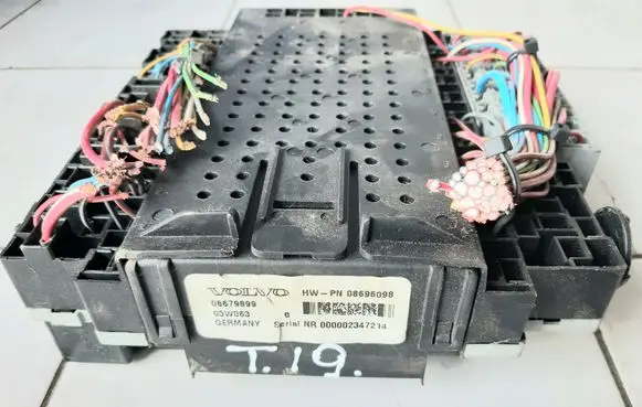 Volvo V70 Fuse module 08679899
