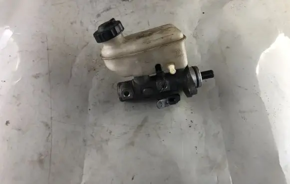 KIA Sorento Master brake cylinder