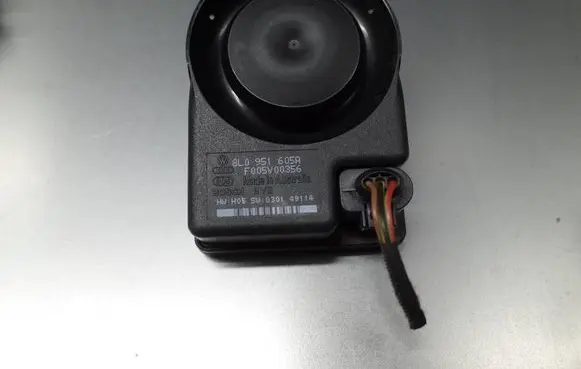 Audi A8 S8 D3 4E Alarm system siren 8L0951605A F005V00356