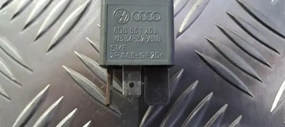 Volkswagen PASSAT B5.5 Other relay 8d0951253 v23134-j52-x300