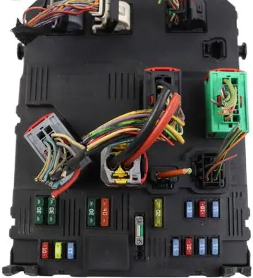 Peugeot 206 Fuse module 9653667680 S118085220E BSIE0200