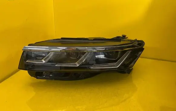 Volkswagen Touareg III Headlight/headlamp 761941081