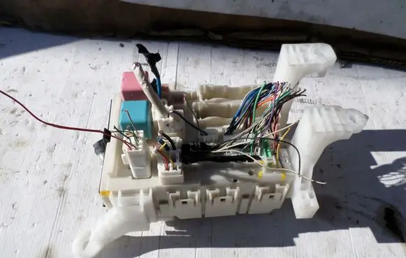 Toyota Auris 150 Fuse module 8273002120A