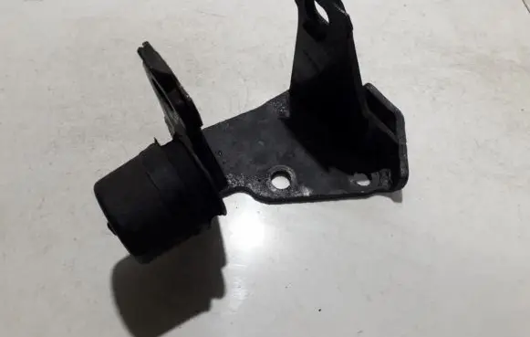 Toyota Corolla Verso AR10 Engine mounting bracket