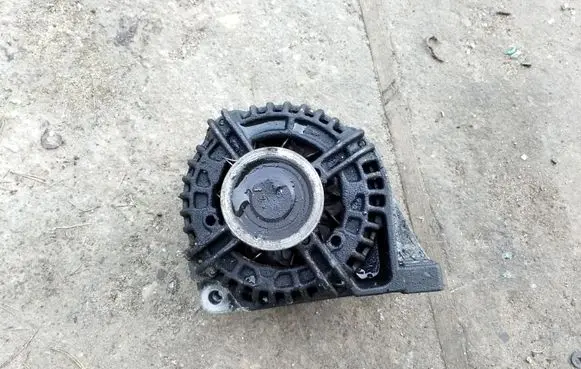 Volvo V70 Generator/alternator 30667787 0124525060