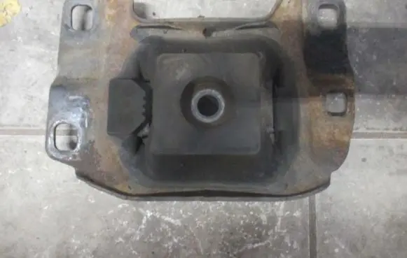 Mazda 3 I Gearbox mounting bracket