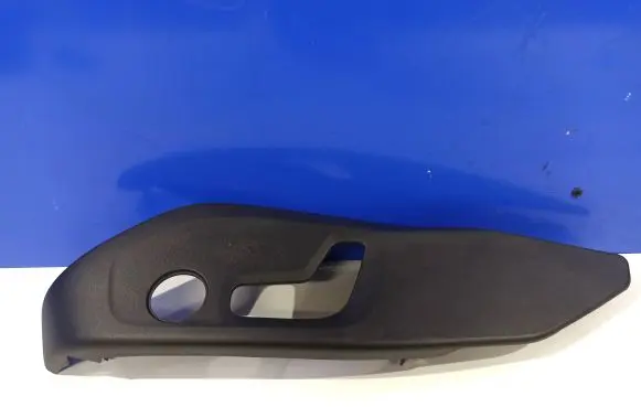 Volvo XC90 Front door seat control surround trim 39831631