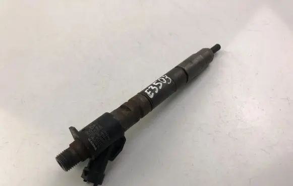 Volvo S60 Fuel injector 31303238