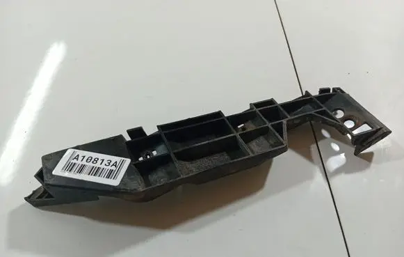 Front bumper mounting bracket