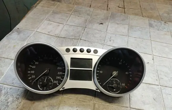 Speedometer (instrument cluster)