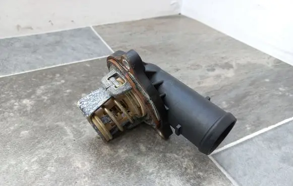 Thermostat/thermostat housing