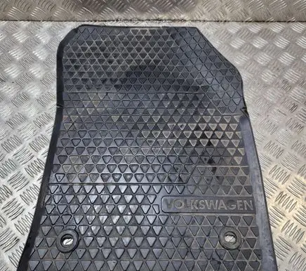Volkswagen Touran I Front floor mat 1T1061501