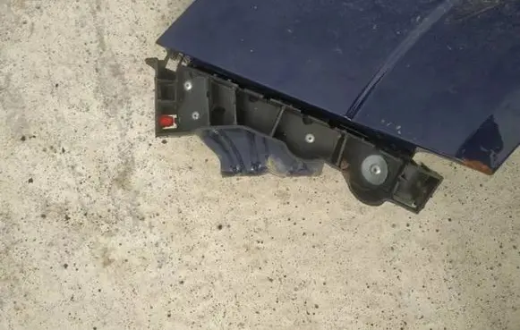 Opel Zafira B Front bumper mounting bracket