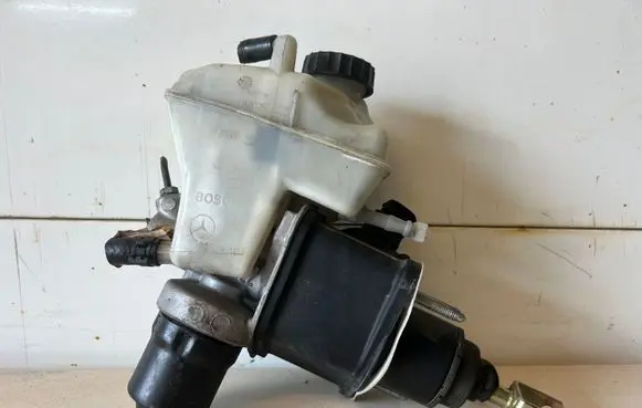 Mercedes-Benz E W211 Master brake cylinder A0004300312