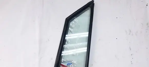 Mitsubishi Space Wagon Front door vent window glass four-door 