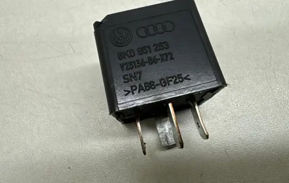 Volkswagen PASSAT B7 Other relay 8K0951253