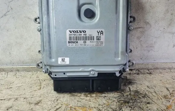 Volvo V70 Engine control unit/module 30785100AB 0281012765