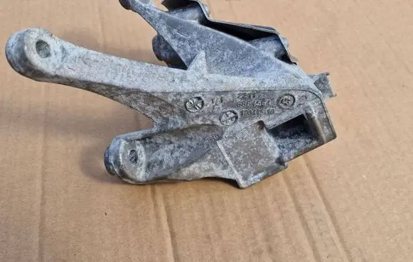 BMW 5 G30 G31 Engine mounting bracket 6861564