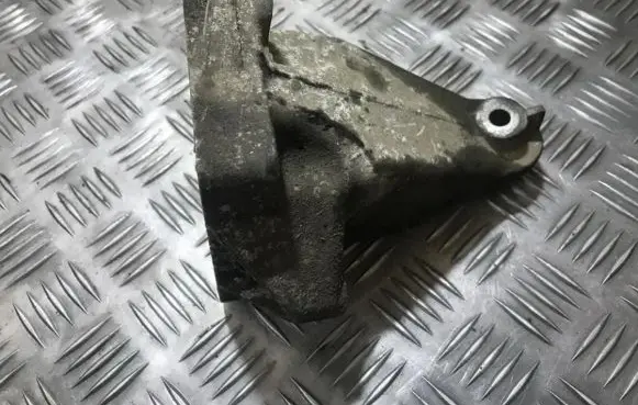 Mercedes-Benz C W203 Engine mounting bracket a2712230904