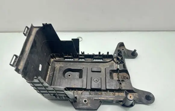 Volkswagen PASSAT B7 Battery tray 1K0915333
