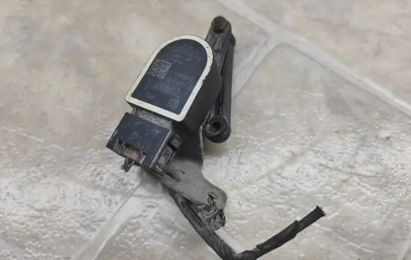 Headlight/headlamp level sensor