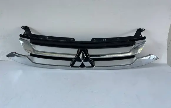 Mitsubishi Outlander Front bumper upper radiator grill OE7450A992