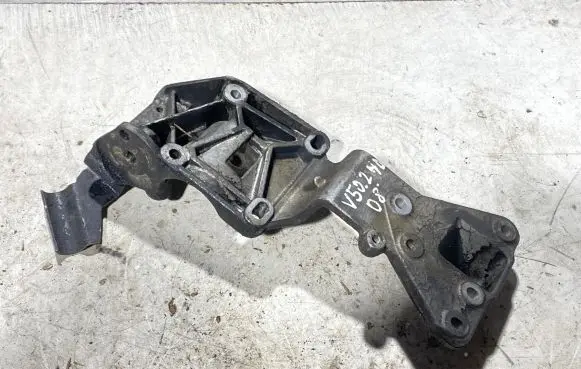 Volvo V50 A/C compressor mount bracket 30750940