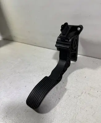 Accelerator throttle pedal