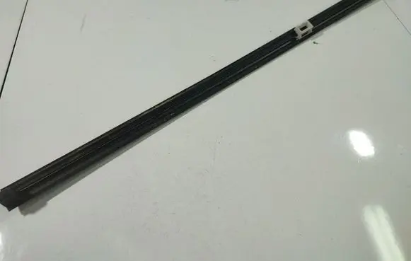 Honda FR-V Front door glass trim molding 