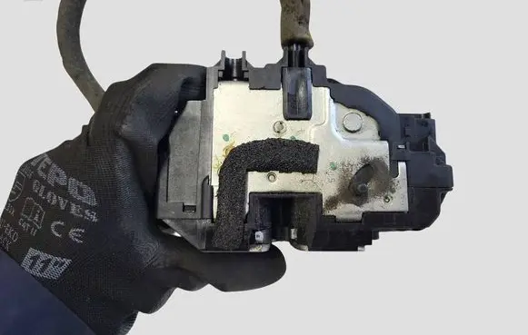 Nissan Qashqai Rear door lock VP32LRLC