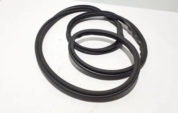 Trunk rubber seal (body)