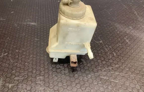 Brake fluid reservoir