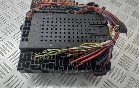 Volvo S80 Fuse box cover 8622520