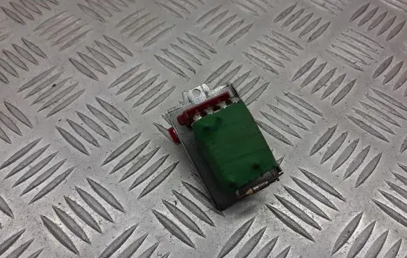 Volkswagen PASSAT B5.5 Heater blower fan relay 8D0959263
