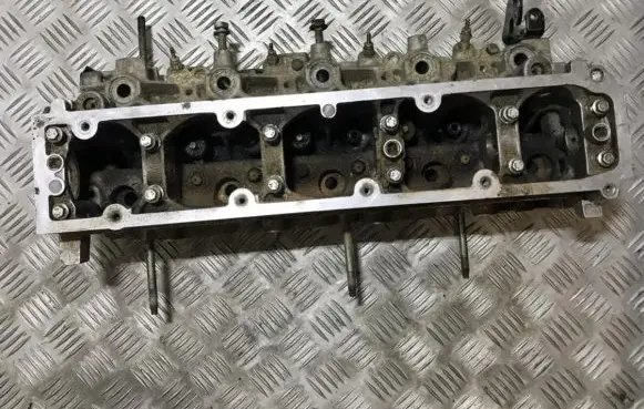 Peugeot 406 Engine head 9634963010