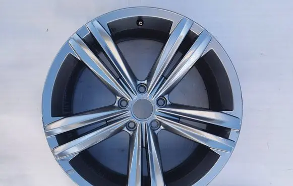 Volkswagen Tiguan R19 alloy rim 5NA601025E