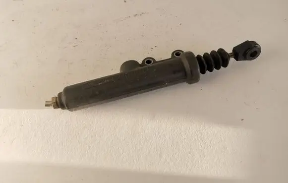 Mercedes-Benz E W210 Clutch master cylinder 2022900112