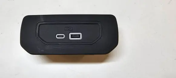 Jeep Grand Cherokee WL USB socket connector 68422663AC