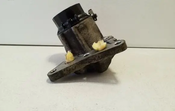Lexus CT 200H Oil filter mounting bracket