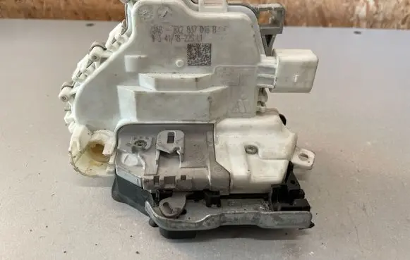 Audi Q2 - Front door lock 8X2837016B