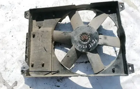 Radiator cooling fan shroud