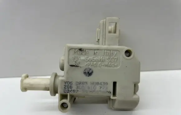 Volkswagen PASSAT B6 Central locking motor 3C0810773