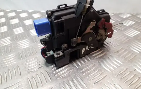 Audi A3 S3 8P Front door lock 4E1837016