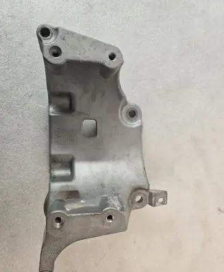 Volvo XC40 Generator/alternator bracket 31480101
